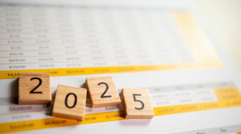 L'immagine rappresenta dei blocchi quadrati di legno su un foglio, dove sopra ci sono i numeri che formano 2025. Rappresenta i trend HR 2025