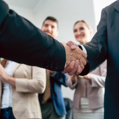 L'immagine rappresenta il Business Unit Manager di Canna che stringe la mano ad uno stakeholder.