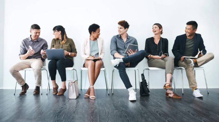Questa foto rappresenta delle persone in attesa di un colloquio di lavoro