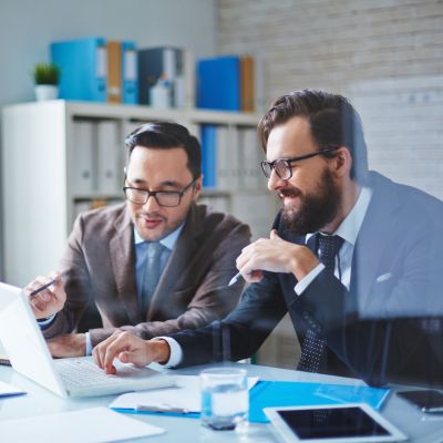 Un career advisor è in consulenza con un cliente. Sono in una stanza e stanno parlando in un tavolo