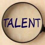 Talent Management: nell'immagine è presente una lente d'ingrandimento con al centro la scritta talent