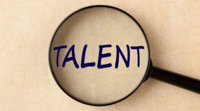 Talent Management: nell'immagine è presente una lente d'ingrandimento con al centro la scritta talent