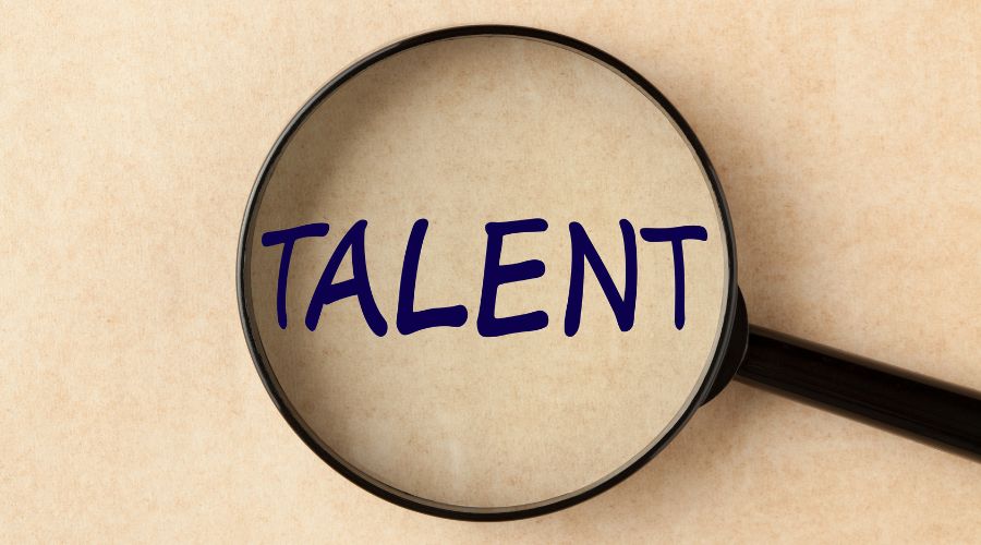 Talent Management: nell'immagine è presente una lente d'ingrandimento con al centro la scritta talent