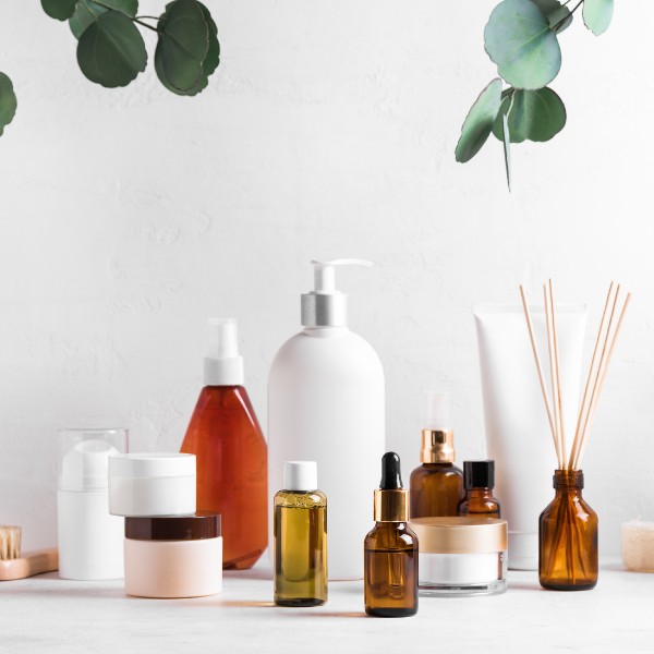 Su un ripiano sono esposti diversi prodotti di skin care, dalle creme ai sieri.