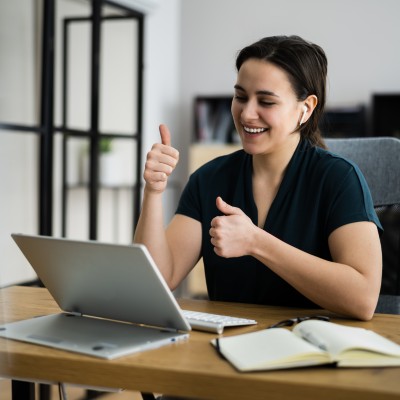 Una selezionatrice sta dando un feedback colloquio di selezione positivo a un candidato tramite un ipad