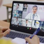 L'immagine rappresenta l'informazione scientifica da remoto: una ISF sta prendendo appunti mentre rivede i suoi vecchi meeting con medici di base e specialisti