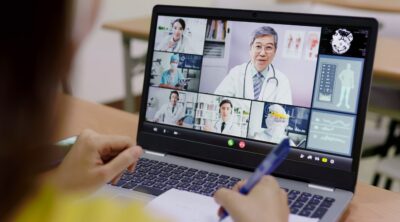 L'immagine rappresenta l'informazione scientifica da remoto: una ISF sta prendendo appunti mentre rivede i suoi vecchi meeting con medici di base e specialisti