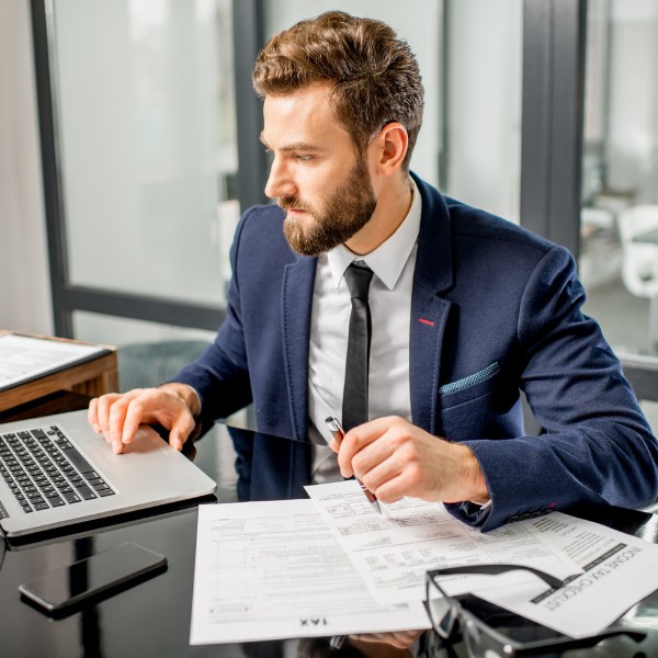 Un Junior Financial Controller al pc che controlla dei dati