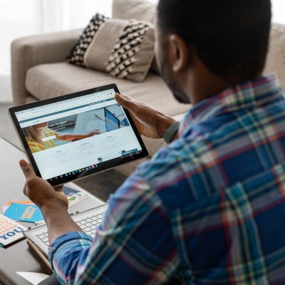 Selezione online: un uomo di spalle guarda il suo ipad