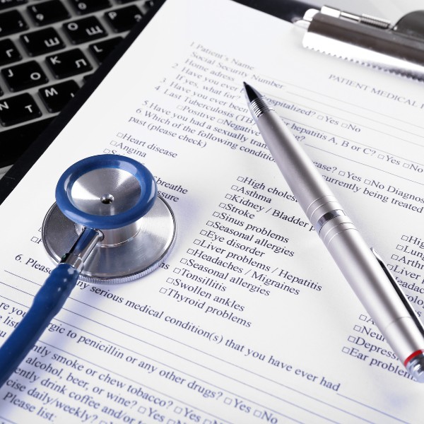 Affari Regolatori Dispositivi Medici: dei fogli medici con sopra una penna e uno stetoscopio