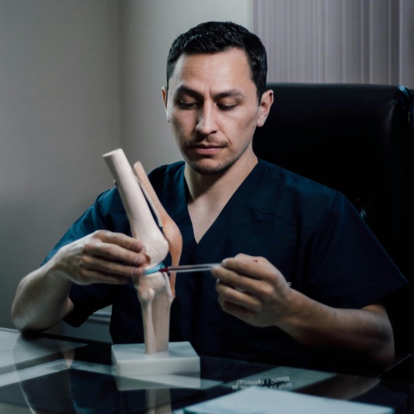 Affari Regolatori Dispositivi Medici: un medico osserva una riproduzione di una protesi