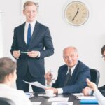 head hunter dirigenti si confrontano durante una riunione in ufficio