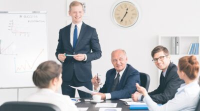 head hunter dirigenti si confrontano durante una riunione in ufficio
