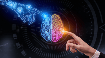 L' AI recruiting viene rappresentato come un cervello connesso da una mano umana e da una mano robotica.