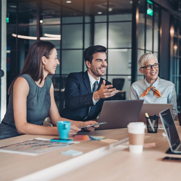 Chief HR di Opyn insieme al suo team riunito al tavolo