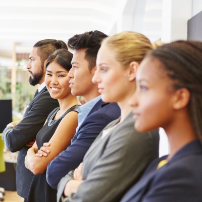 Società di Head Hunting Italia: consulenti di profilo guardano a sinistra, mentre una guarda in camera sorridendo