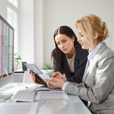 l'immagine rappresenta una nuova dipendente che viene seguita da una figura senior nel suo processo di onboarding in azienda. 