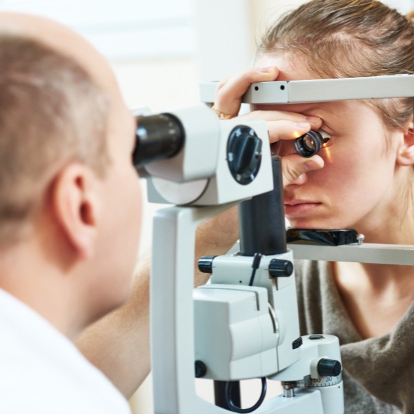 Product Specialist Oftalmologia: un medico sta eseguendo una visita specialistica agli occhi