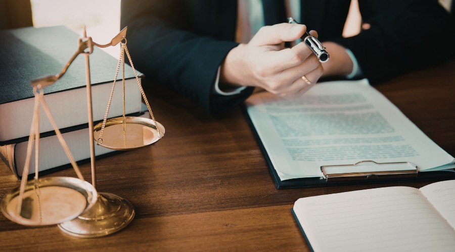 Selezione head of legal: un general counsel alla scrivania che revisiona un contratto
