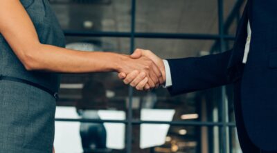 stretta di mano tra due collaboratori aziendali