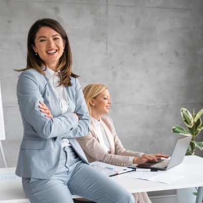 primo piano su export manager seduta su una cattedra. In secondo piano una sua collaboratrice
