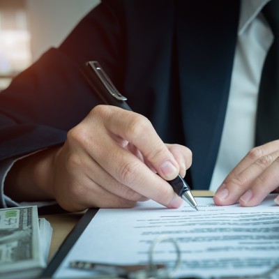 primo piano di un contrattoper evincere la trasparanza salariale
