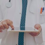 medico con un tablet