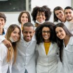 gruppo di ragazzi lavoratori nel settore pharma