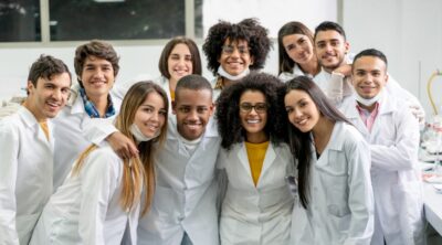 gruppo di ragazzi lavoratori nel settore pharma