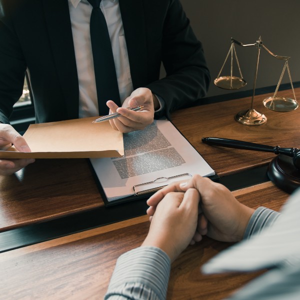 primo piano su un contratto legal & compliance
