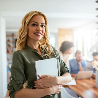 marketing manager in ufficio con altri collaboratori