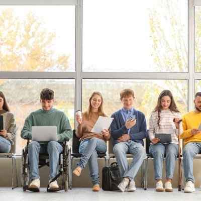gruppo di ragazzi in attesa di un colloquio lavorativo