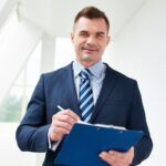 Sales director con una cartella in mano