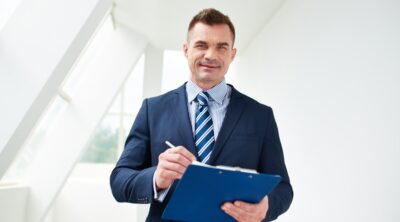 Sales director con una cartella in mano