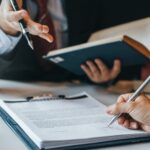 Uffici legali in azienda. Primo piano di un contratto.