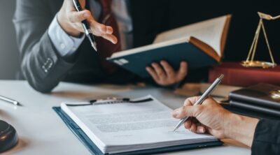 Uffici legali in azienda. Primo piano di un contratto.