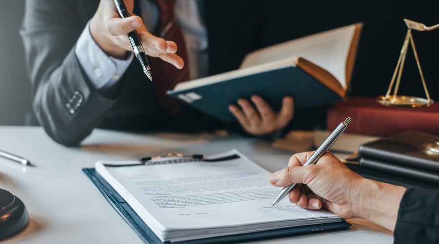 Uffici legali in azienda. Primo piano di un contratto.