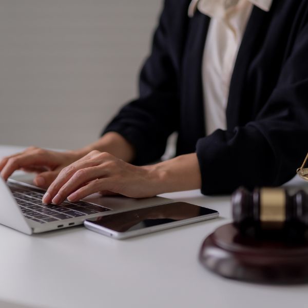 primo piano su un legal secretary che scrive al computer