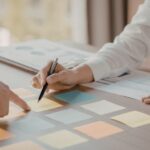 primo piano su dei fogli di carta colorati