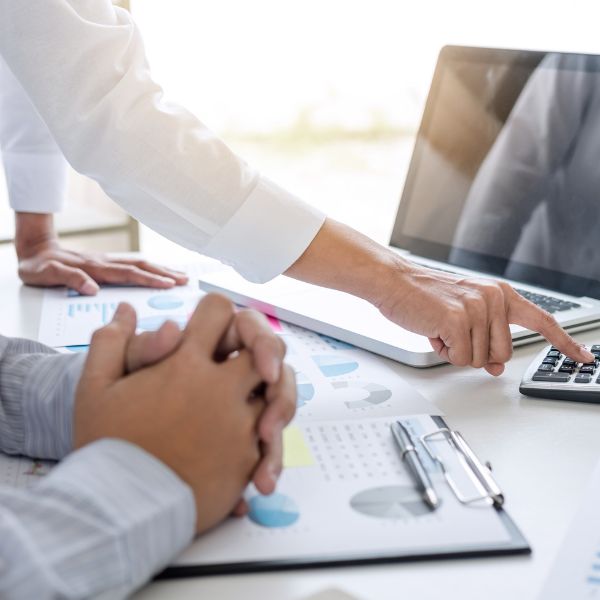 primo piano su dei documenti finanziari