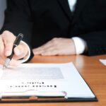 contratto in primo piano di un ufficio legale