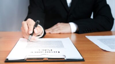 contratto in primo piano di un ufficio legale