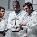 Dei professionisti dei dispositivi medici guardano uno strumento potenziato con l'intelligenza artificiale