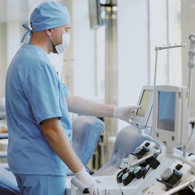 Un professionista sta usando un dispositivo medico