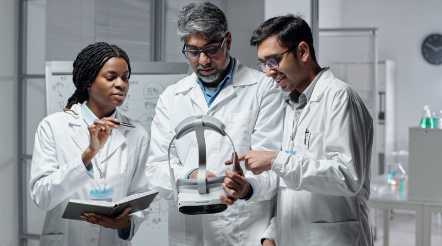 Dei professionisti dei dispositivi medici guardano uno strumento potenziato con l'intelligenza artificiale