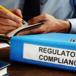Come trovare Regulatory Affairs Manager. L'immagine rappresenta una persona che annota appunti su un quaderno.