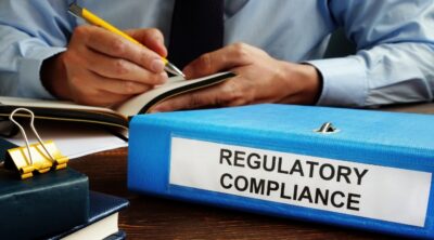 Come trovare Regulatory Affairs Manager. L'immagine rappresenta una persona che annota appunti su un quaderno.