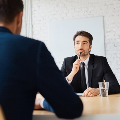 Come trovare Regulatory Affairs Manager a Milano. L'immagine rappresenta due individui in un colloquio.