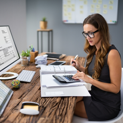 Headhunter tax, il partner per la tua ricerca e selezione. Nell'immagine, una professionista che lavora alla scrivania