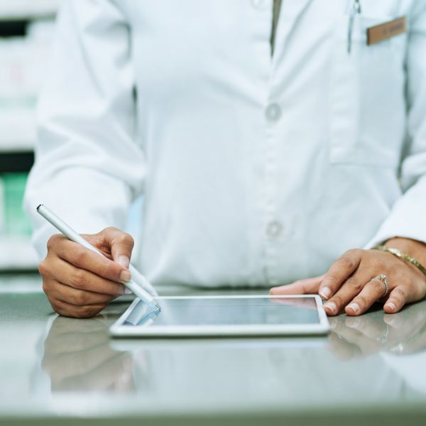 area manager farmaceutico con un dispositivo elettronico